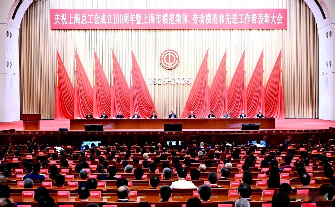 上海举行表彰大会，大家凭借后脑勺识出樊振东！但凡樊振东能够多露露面，大家也不至
