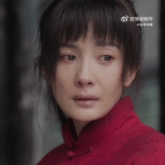 杨幂送奶茶网友热议杨幂邢菲《生万物》颜值演技对比，邢菲是不是表情更丰富？演技更