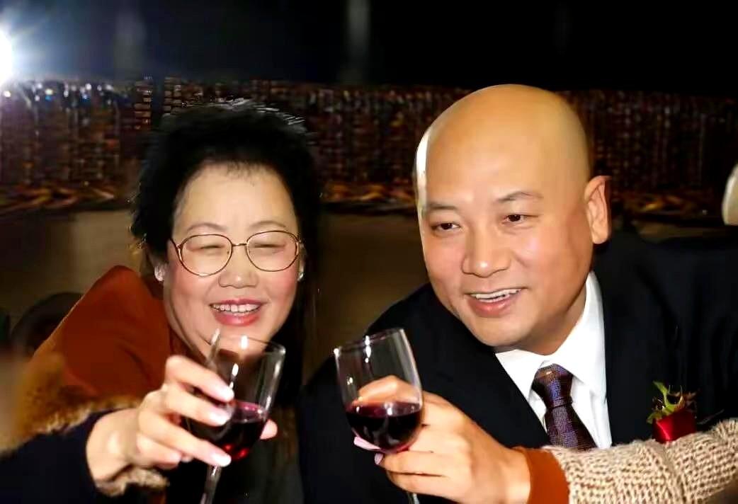 以前总觉得迟重瑞留光头，是为了那份“唐僧”的情怀，直到听他亲口提起继子赵勇的那句