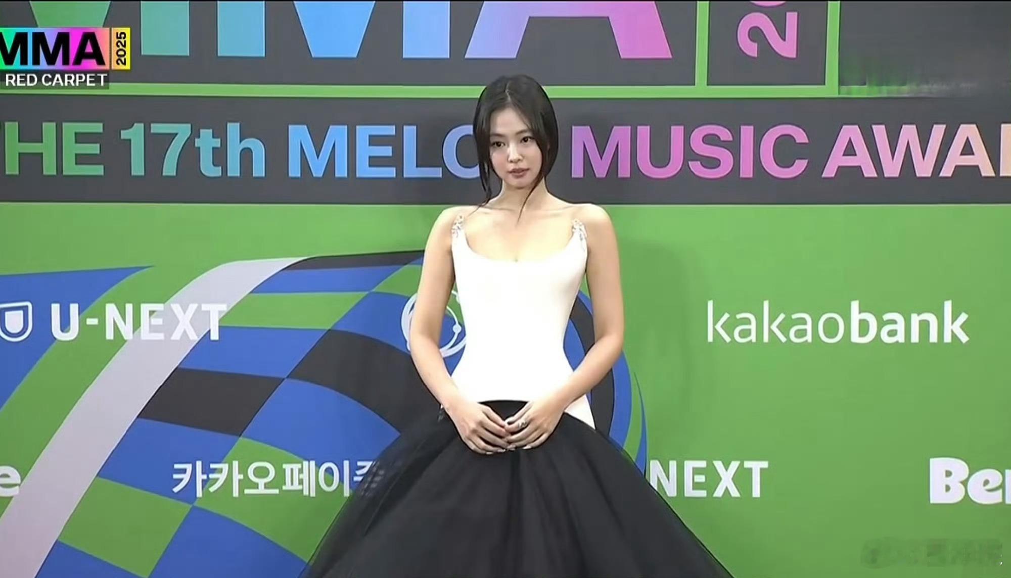 Jennie妈妈好美年帝炸翻MMA💥