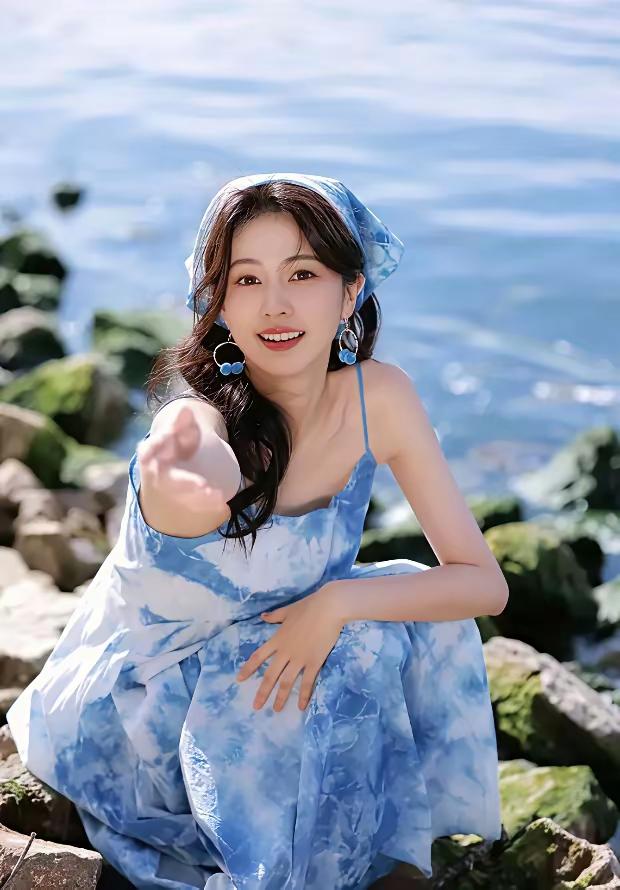 精致到老，笑里全是坦荡。无论你有多累，有多么厌倦此刻的生活，都请不要抱怨，你看街