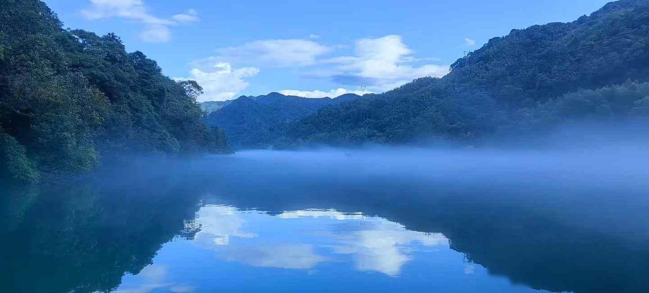 昨天我的一个教授朋友告诉我：供孩子在国外留学读书太难了！上周和大学同学聚