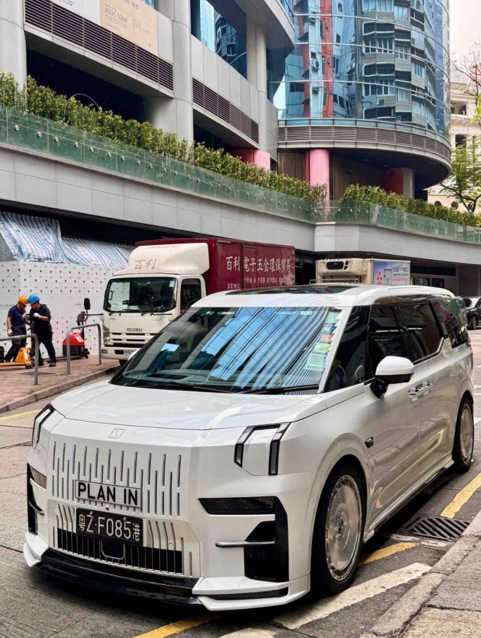 一线城市街头，MPV的格局基本是极氪009在取代掉埃尔法了极氪009​​​