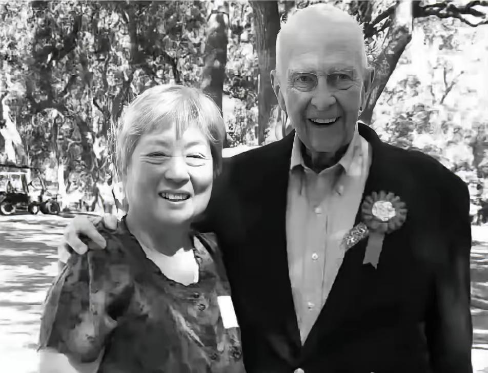 1945年，美国援华抗战飞行员艾伦·拉森在重庆白市驿机场与一名5岁中国女孩“豆豆