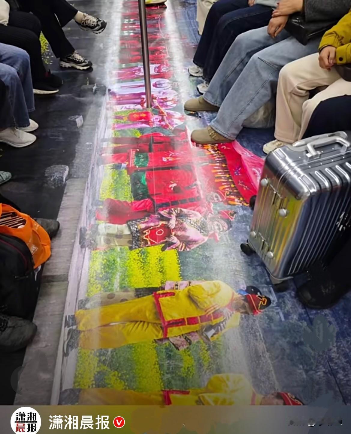 近日，宁波地铁车厢里的广告太吓人了，花里胡哨，颜色太重，有点儿诡异，不仅吓人，人