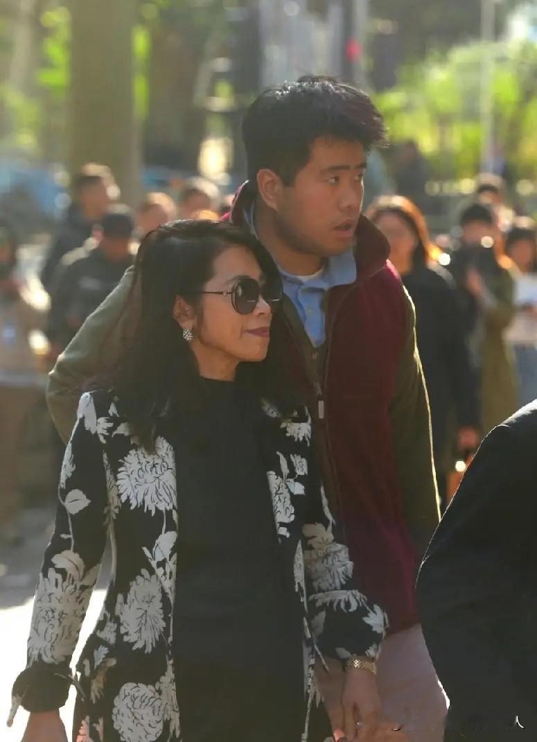 黎智英一案宣判当天，他的妻子李韵琴、第六子黎顺恩到现场参加庭审。家里的顶梁柱