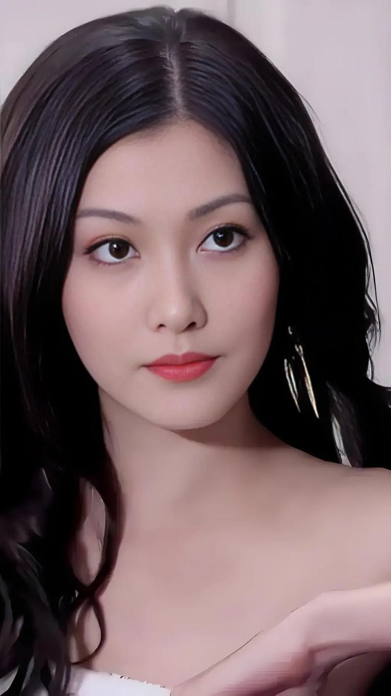 李彩桦的形象绝对彰显了她的时尚感与个人魅力，独特的服装与妆容融