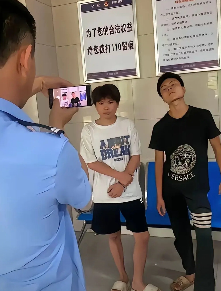 这小子那么拽！以为还是进学校办公室，殊不知警局不是学校，警察不是老师！其实学