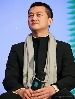 说实话，以前我也跟着起哄笑话李亚鹏做生意不行，但这回我是真服气了。13年，硬