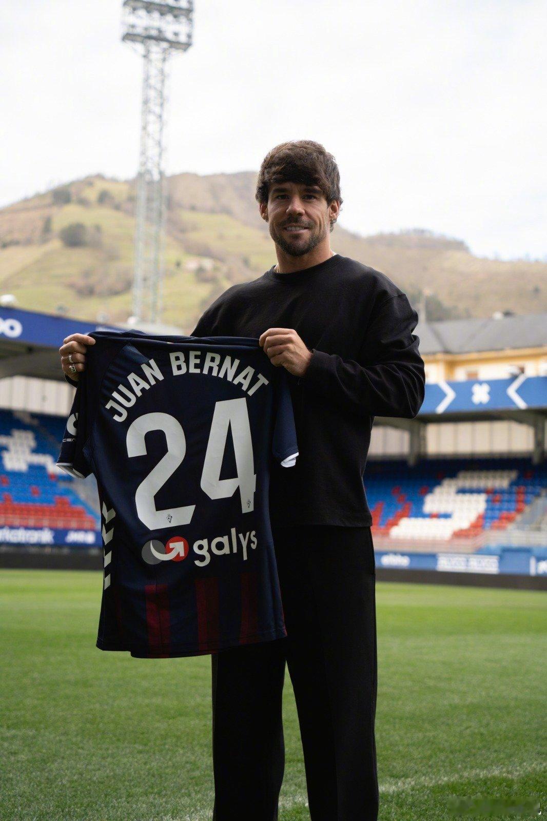 【官方】32岁的西班牙籍边后卫贝尔纳特加盟西乙的埃瓦尔，他曾效力过瓦伦西亚，拜仁