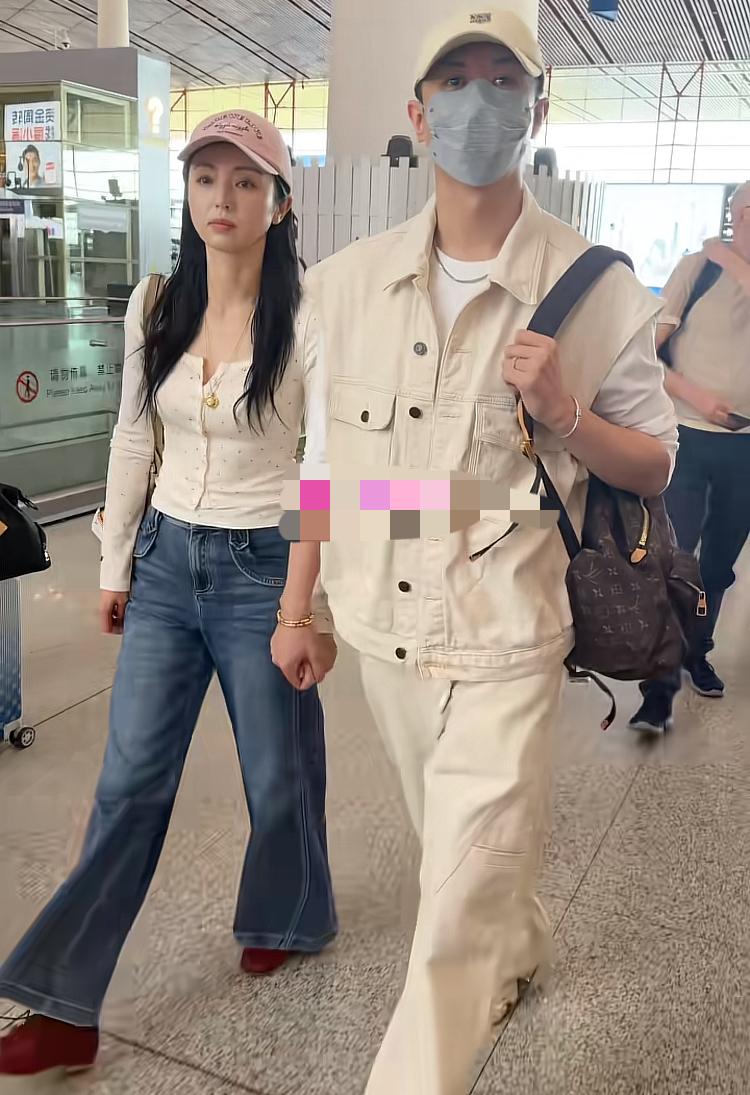 董璇与小老公张维伊走机场时的一幕