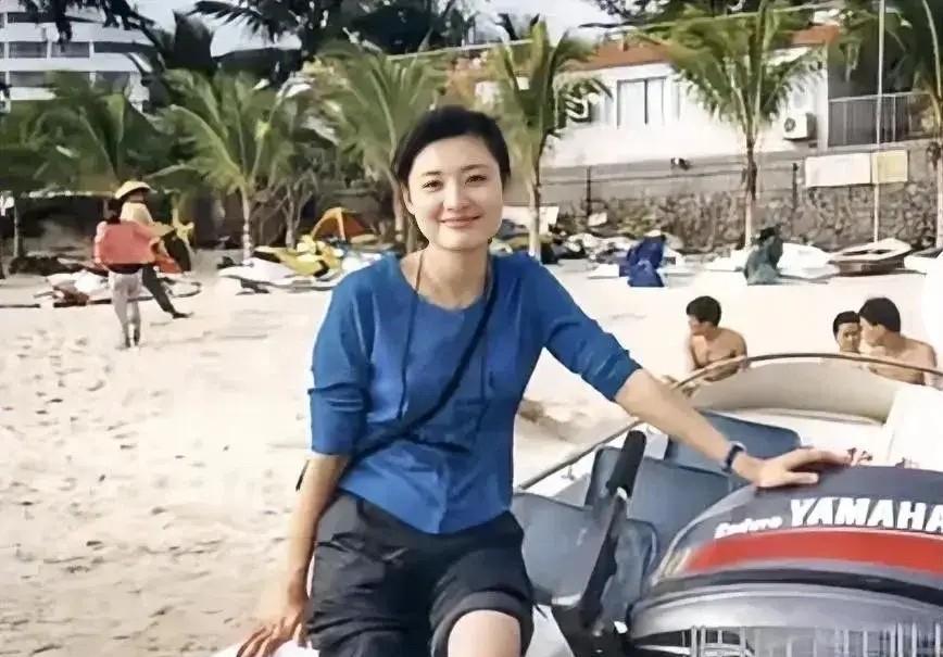 其实年轻时候的周涛长相一般，不知道为什么会有那么多的人在吹捧她的颜值呢？不化妆