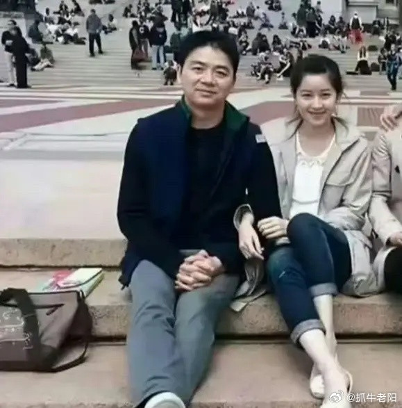 38岁的刘强东与18岁的章泽天初遇时，曾在广场留下轻松纯粹的瞬间。彼时二人缘分刚
