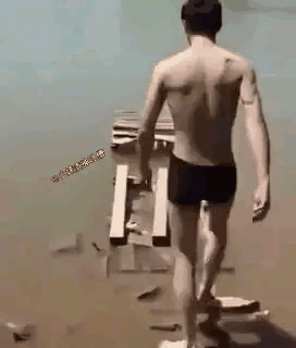 一看三脚猫的姿势，就知道结果是个笑话。