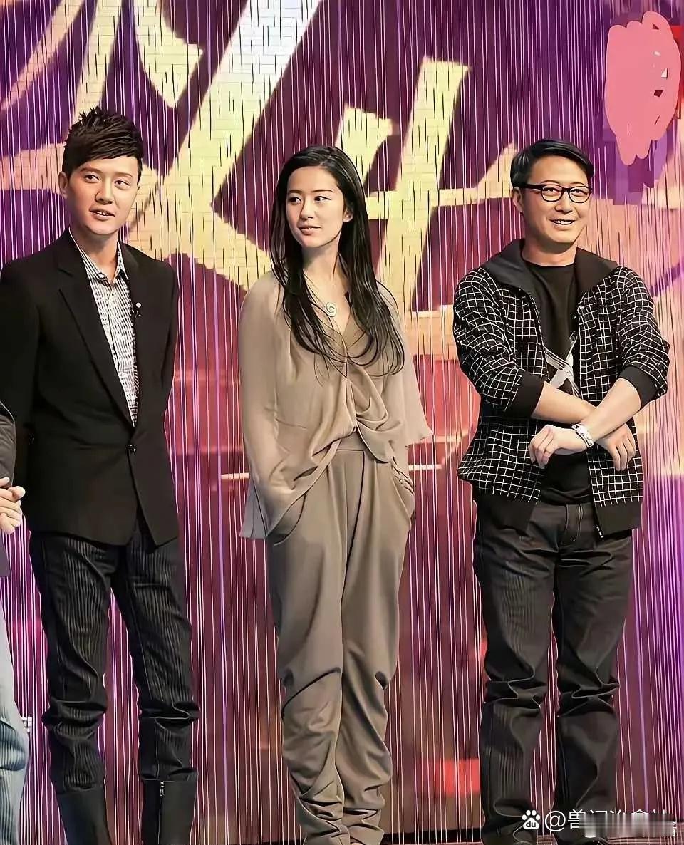 才发现黎明个子不高，竟然与身边的女星一样高！