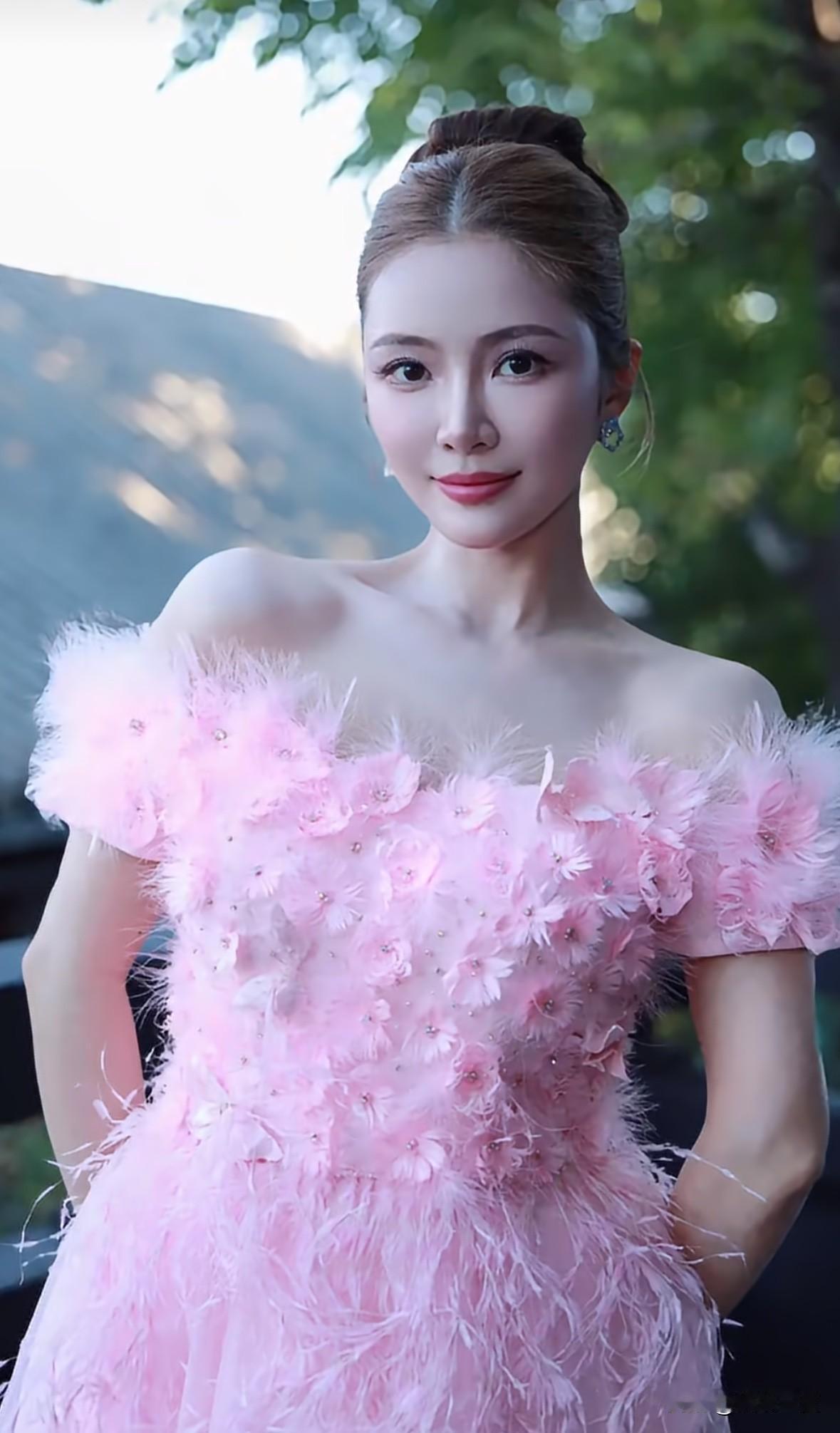 杜淳老婆王灿因为胖了被说微整形，她发文说“瘦了又说显老了，胖点又说去微do了。”