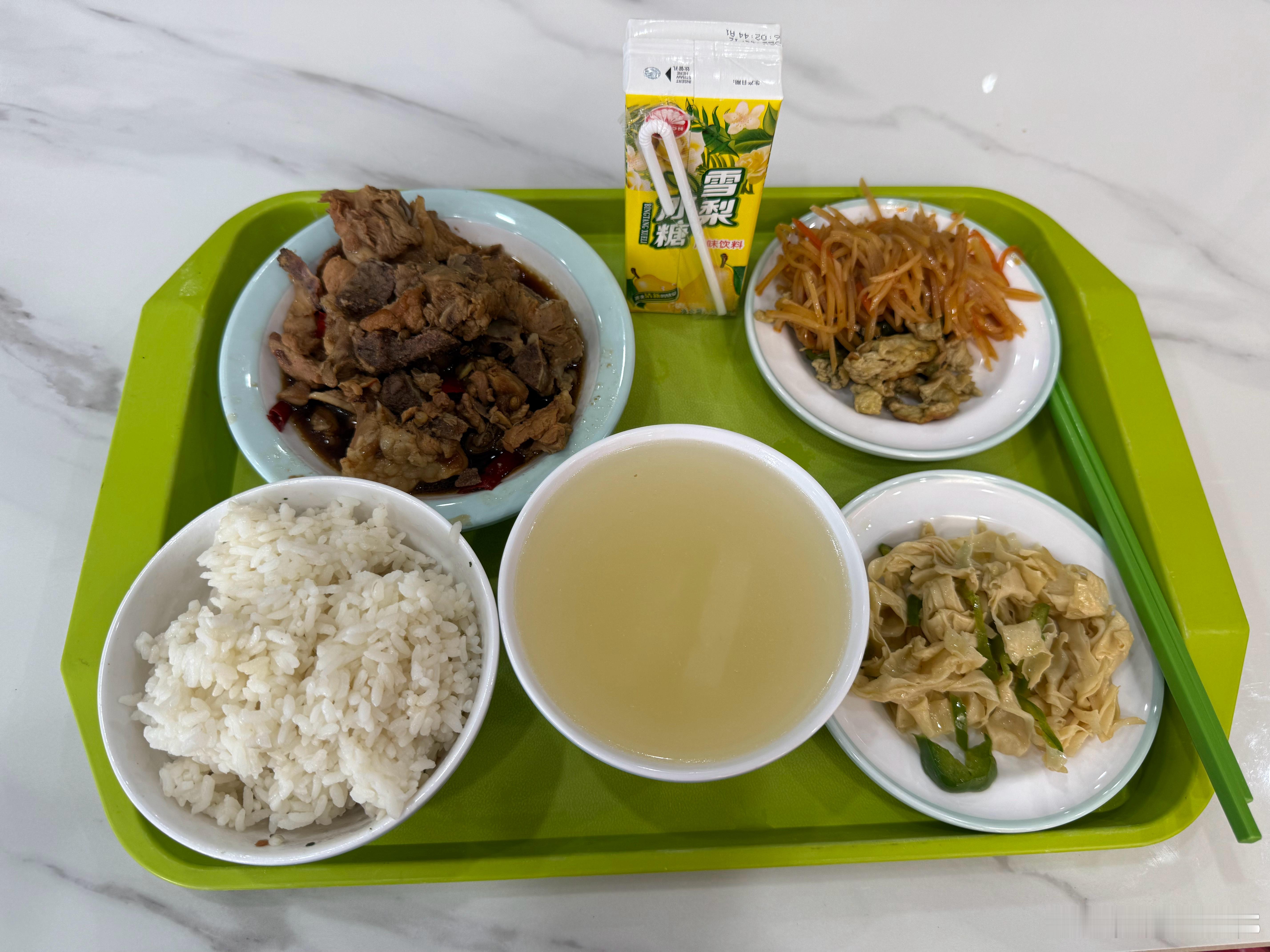 沪币20块的购买力，最右边的两份小菜还能无限续，这还是魔都吗？上海