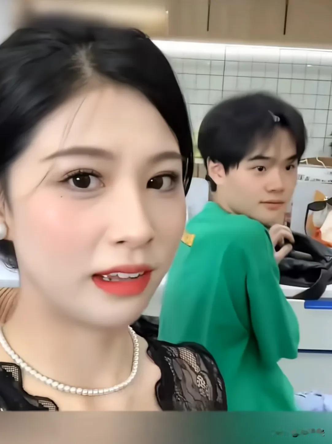 居然被一个00后叫了阿姨，瞬间感觉好气馁。