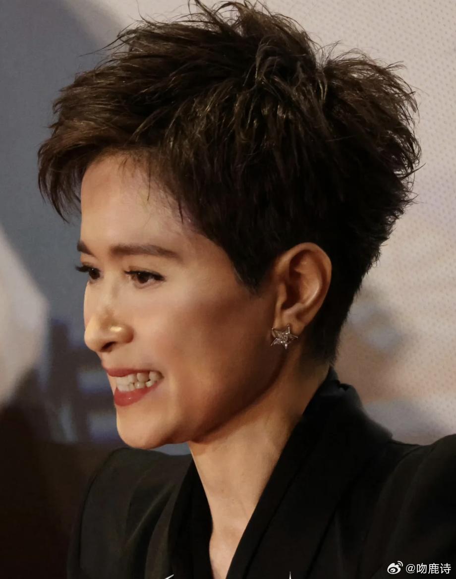 60岁邵美琪近照曝光，腮帮子消失瘦成纸片人，网友赞：逆龄生长邵美琪的颜值真的