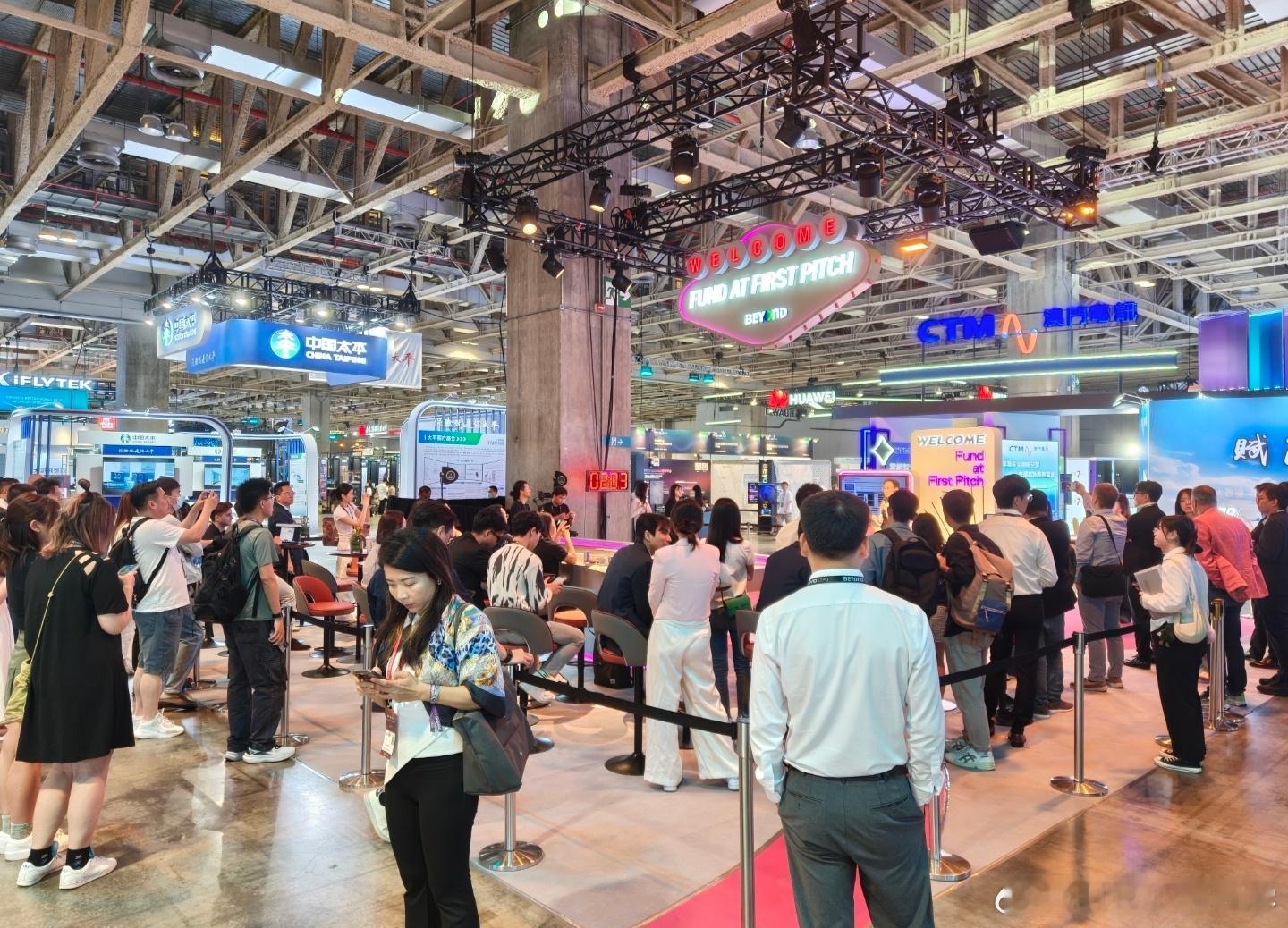 今年的BEYONDExpo2025真的是未来科技狂欢盛宴！有机器人弹琴，有机