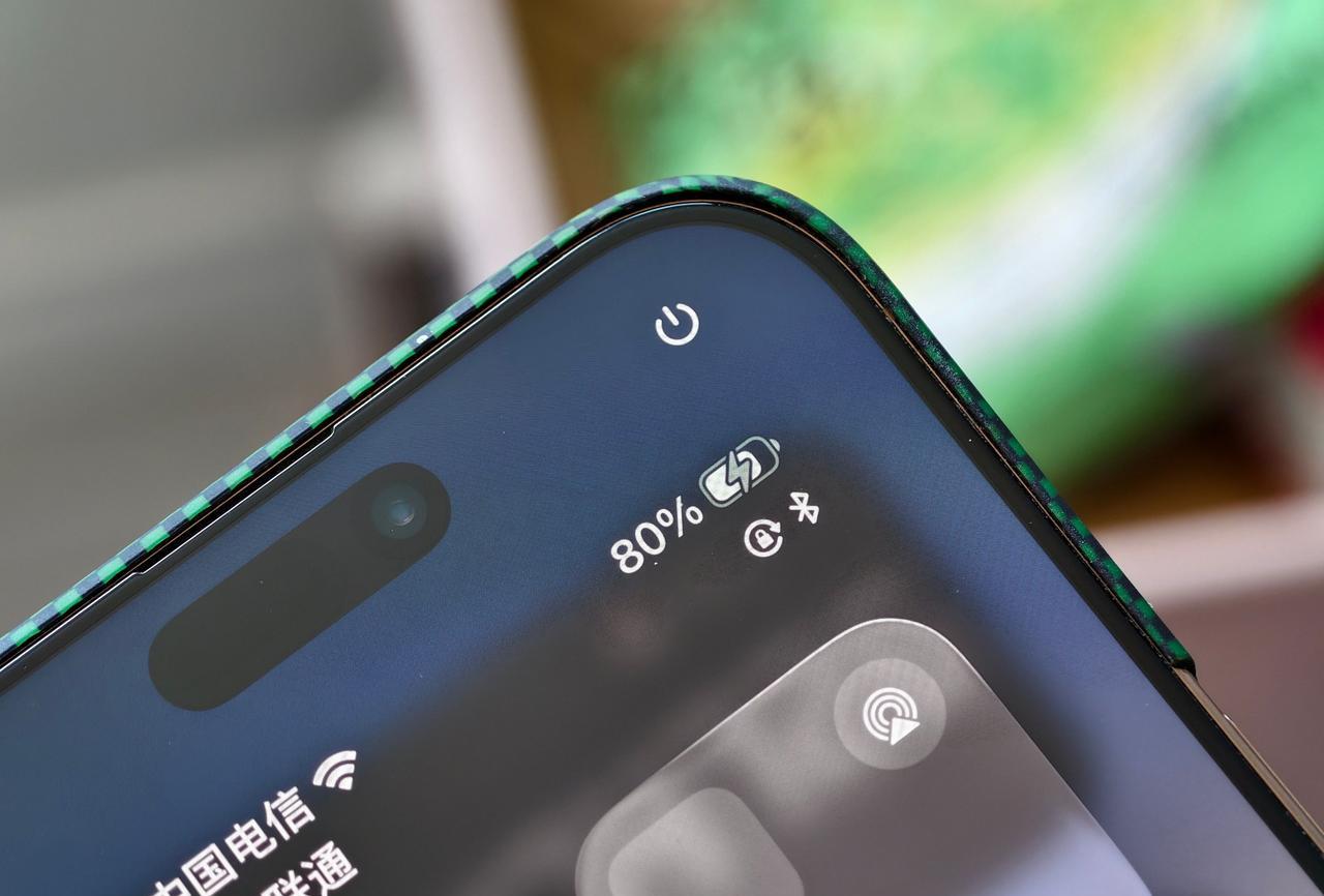 发现iOS26一个超有意思的小细节。iPhone过热触发充电保护时，右上