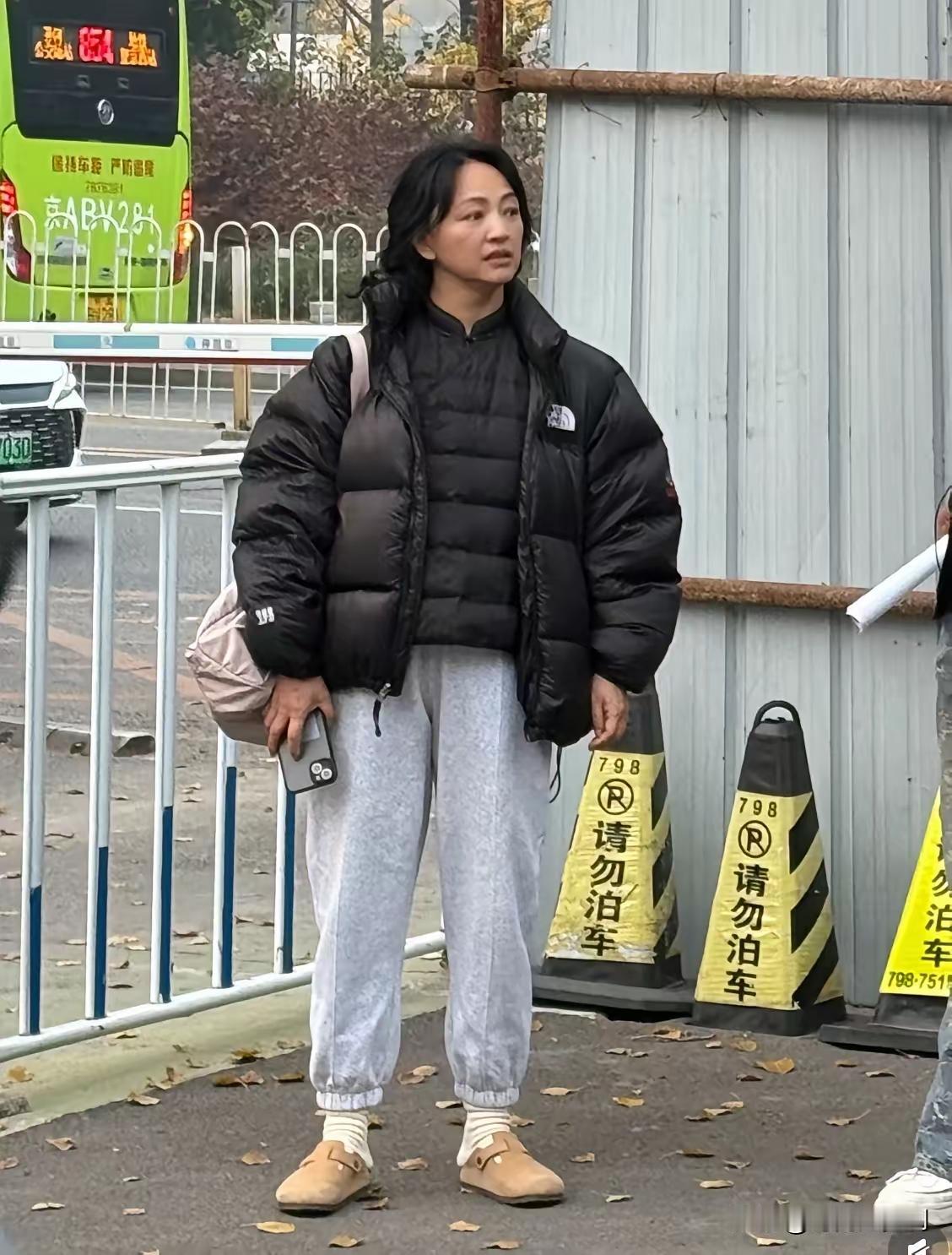 罗海琼这是穿了几件羽绒服啊北京有这么冷了吗这身装扮真是潇洒自在啊这么穿多