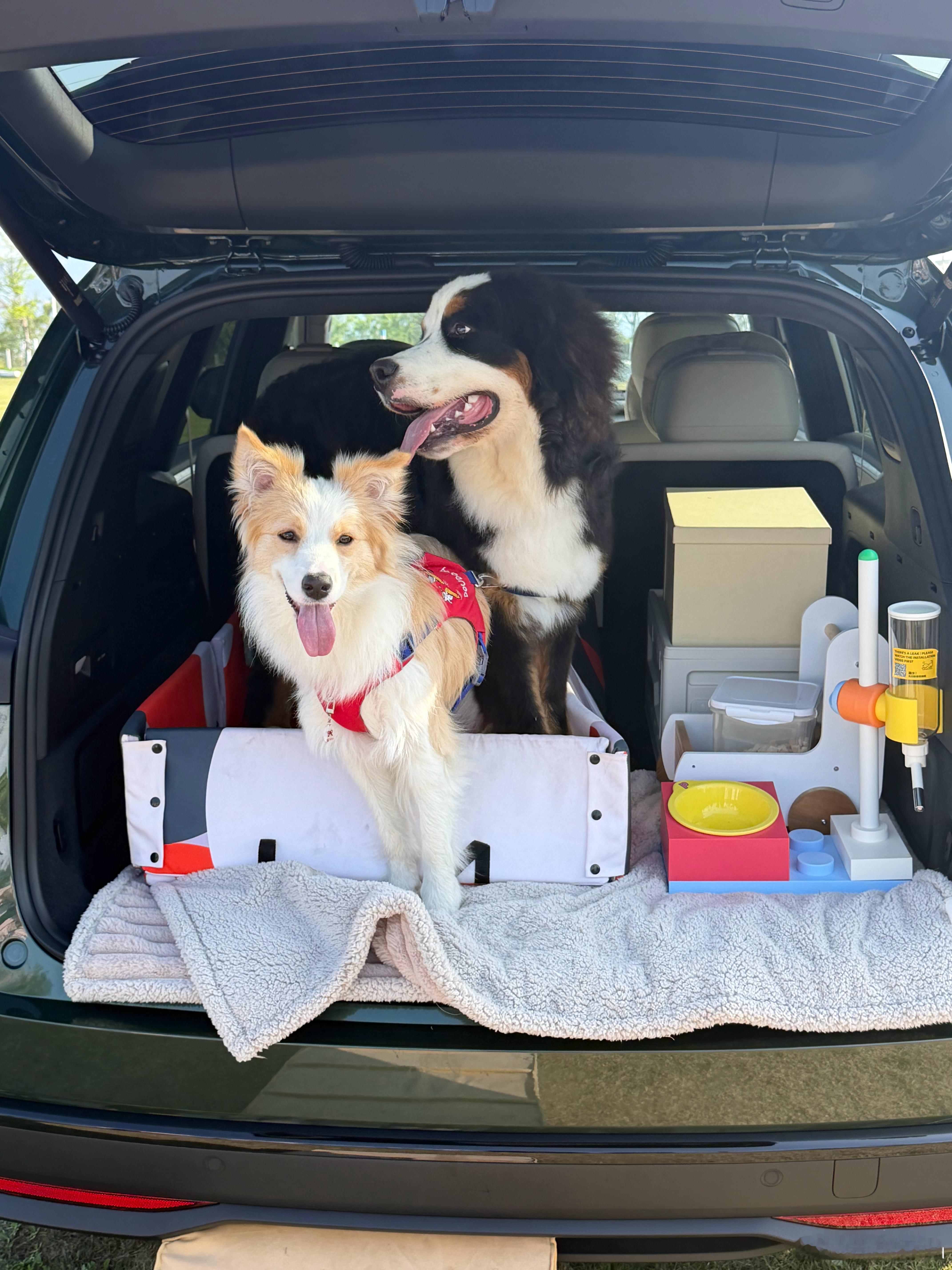 乐道L80前后备厢空间很大，甚至他们已经不叫后备箱而叫做后备舱了。二排座椅放倒之