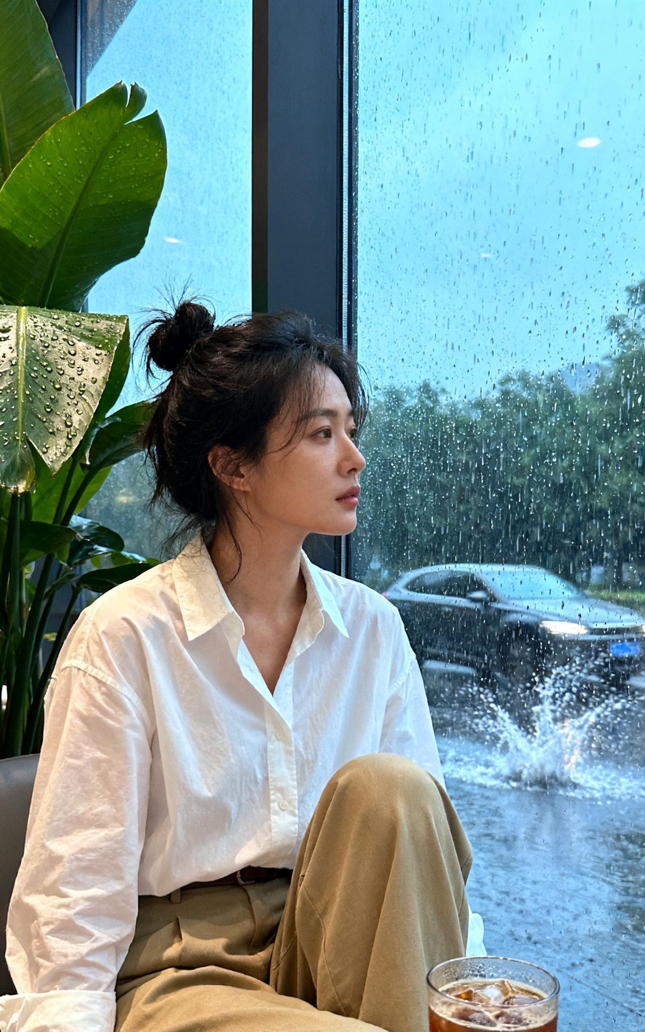 我脱下身上穿的围裙，扔在桌子上，说：林洋，是不是你觉得上班很累，我在家很舒服，行