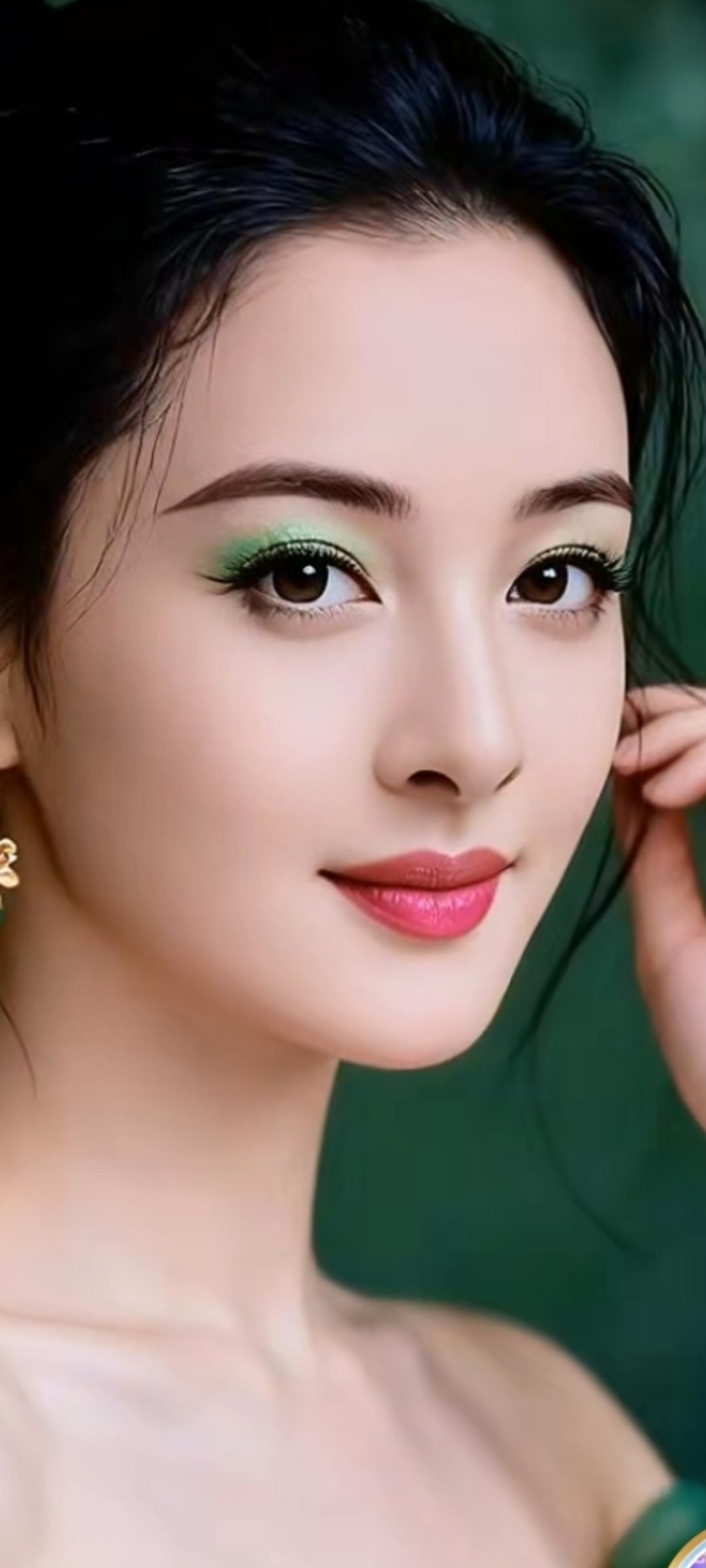 优雅妆容，迷人眼妆，自信微笑，魅力无限！