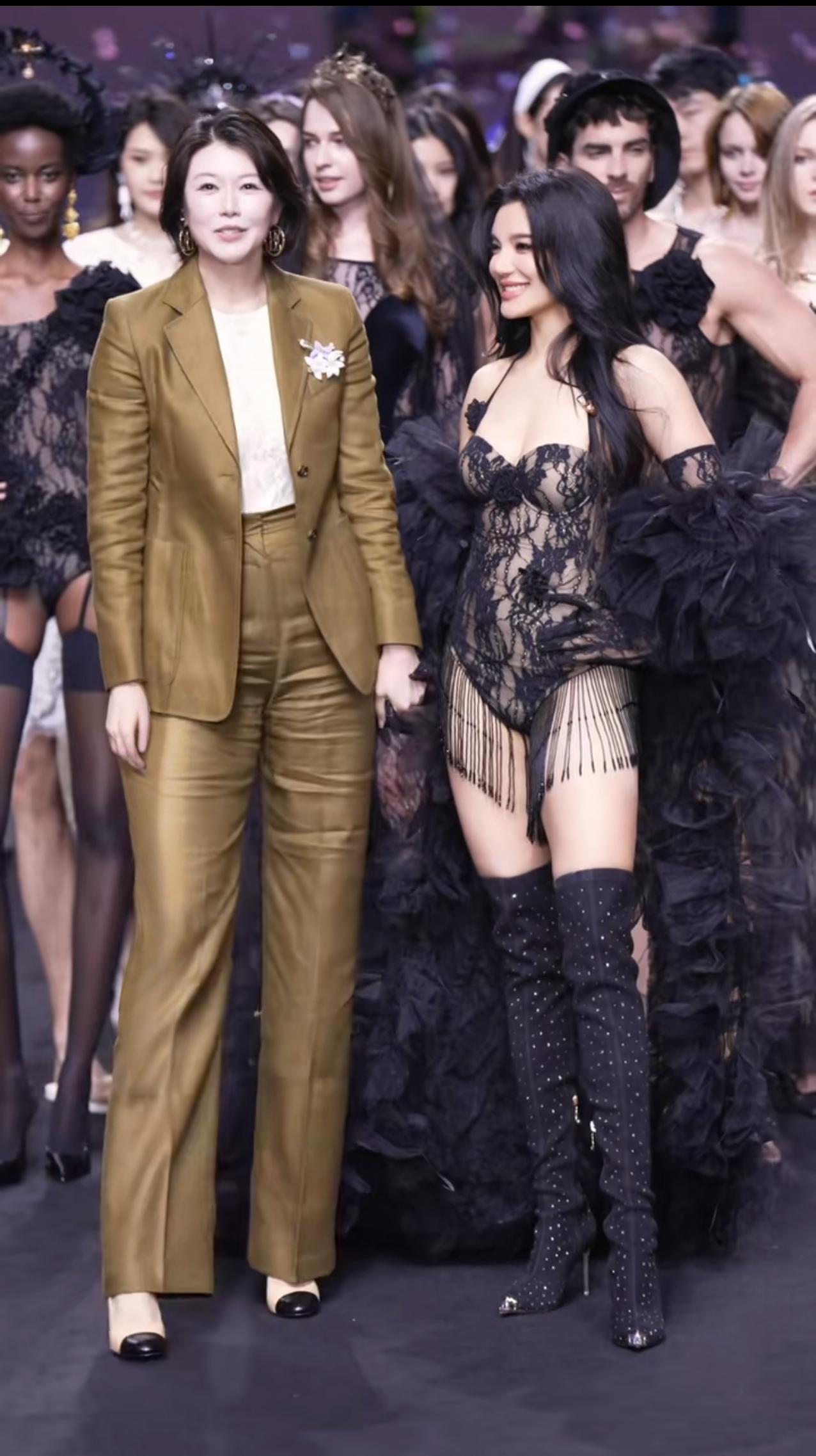 江映蓉在上海时装周的官方图和网友生图对比……怎么说呢，身材还是比较好的，就是有点