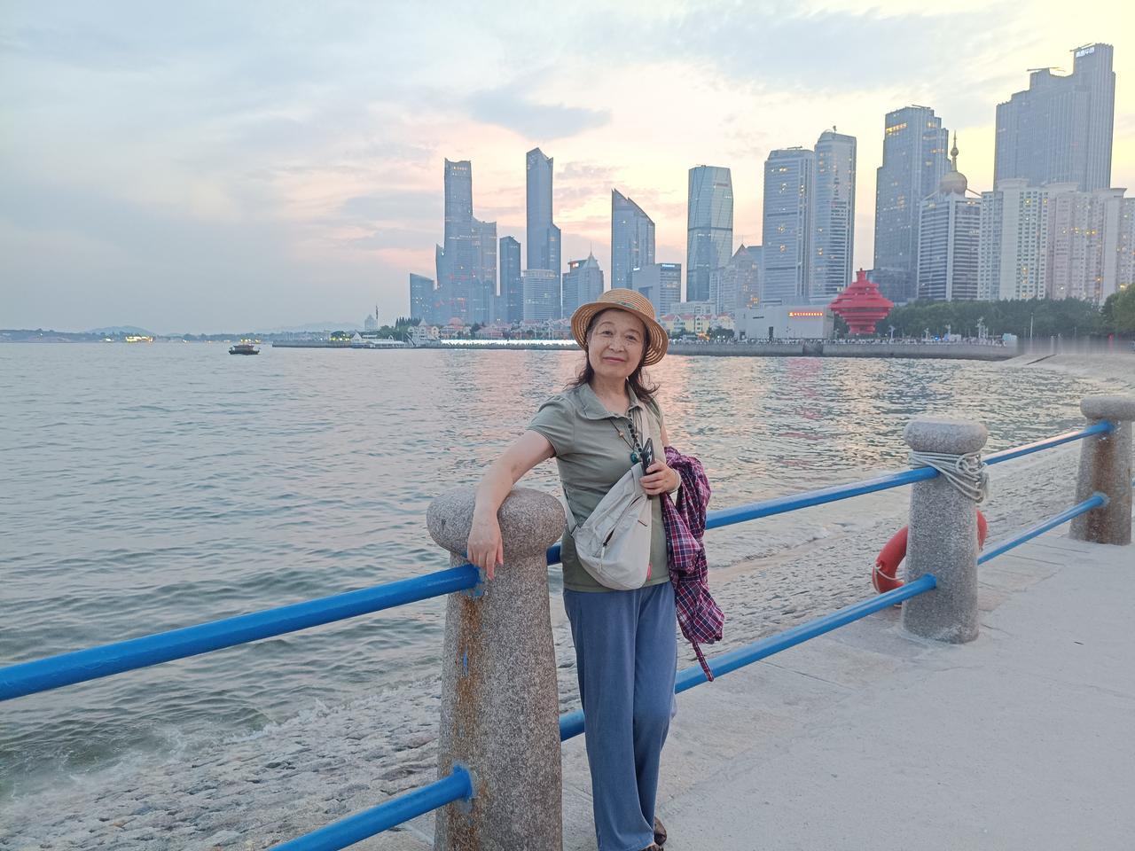 青岛的“绿树红瓦碧海蓝天”太出片了，尤其是这个鲜花盛开的季节更是锦上添花。