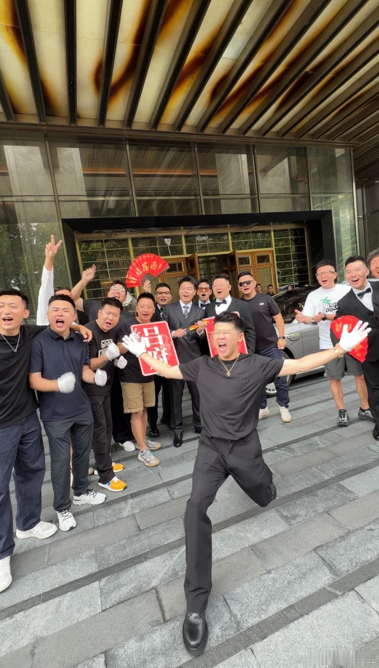 车评人小吕秋晨大婚说真的，车企们卷的是真凶……车评人们是真团队……像同事，像校友
