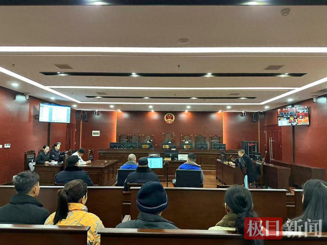 湖北襄阳，三个20多岁的无业青年聚在一起吃吃喝喝，吃到一半，其中两人齐某和龚某非