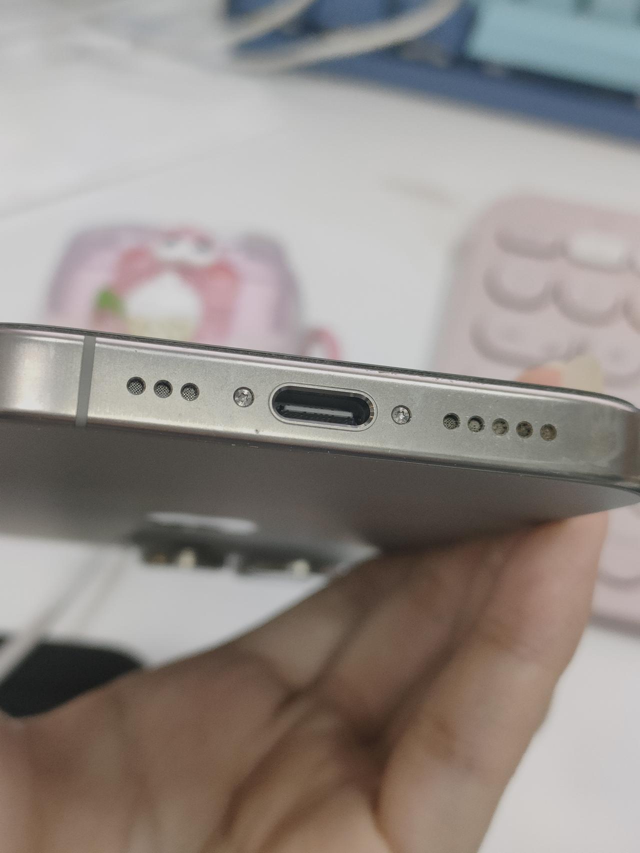 想知道手机充电口怎么清理啊？📱手上的iPhone16pro也用了大半年了，