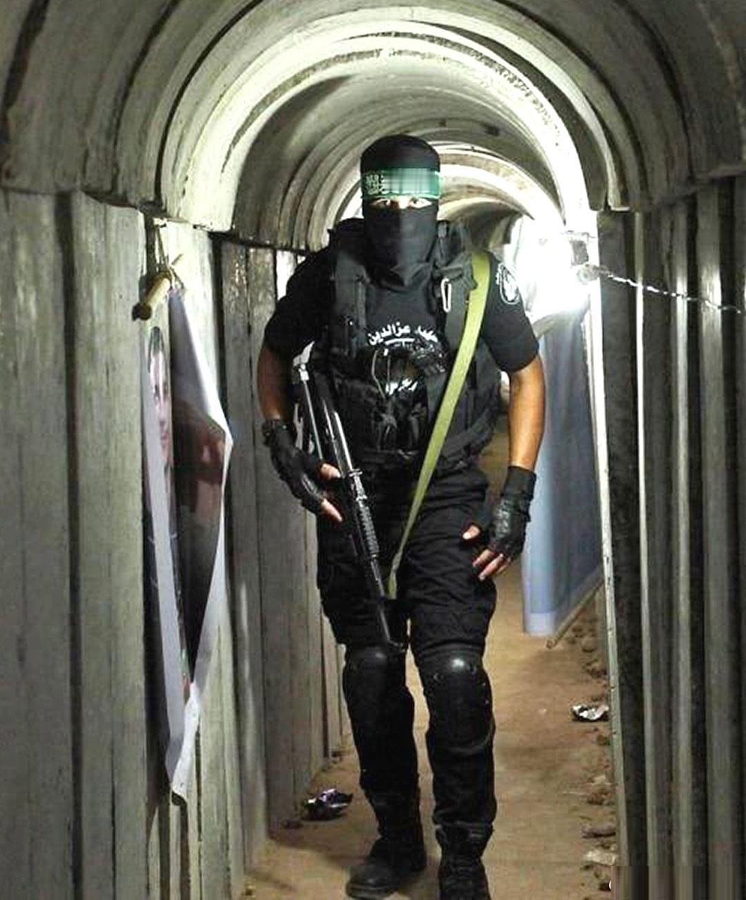 哈马斯字典里，没有投降二字，15名成员发起绝命突围，6名被炸死，残余的被打散。