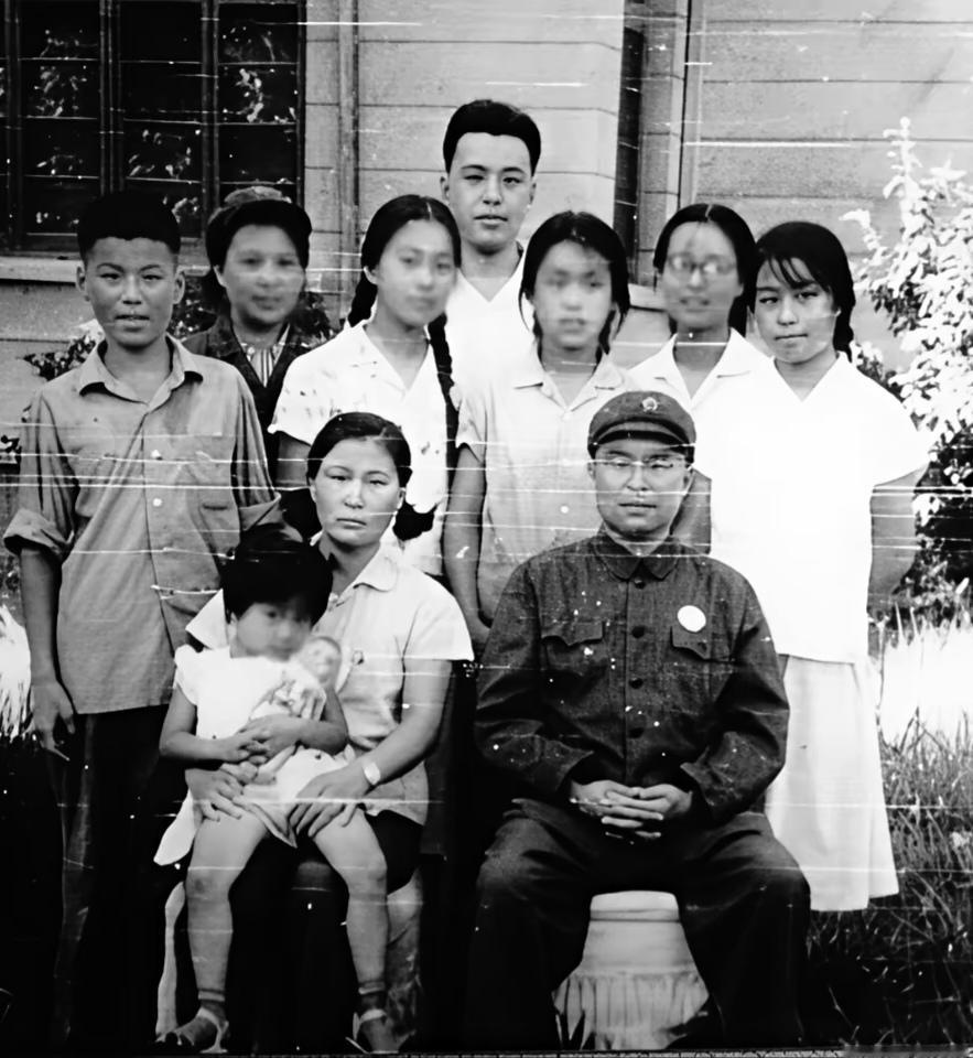 1955年，北京通县的黄振荣进城打工，给王近山家当保姆带孩子。后来王近山犯了
