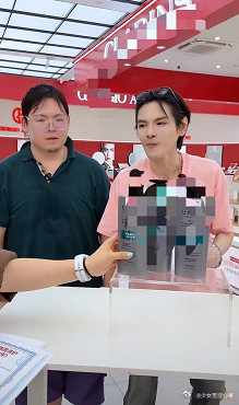 向佐是真的很爱弟弟向佑啊！这个被爸爸妈妈赶出家门，向太甚至提一嘴都嫌多余的孩子