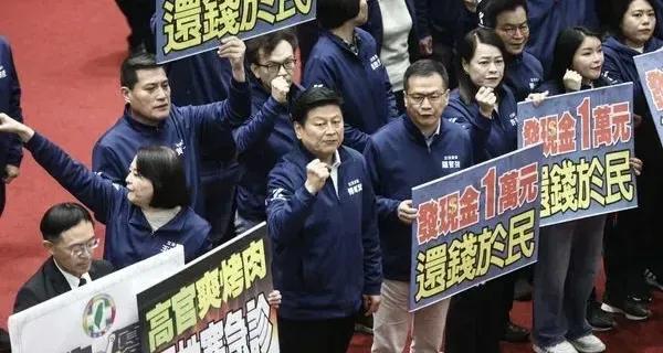 国民党这样反击就对了，今天岛内的行政院长卓荣泰去“立院”做报告，国民党立委在卓荣