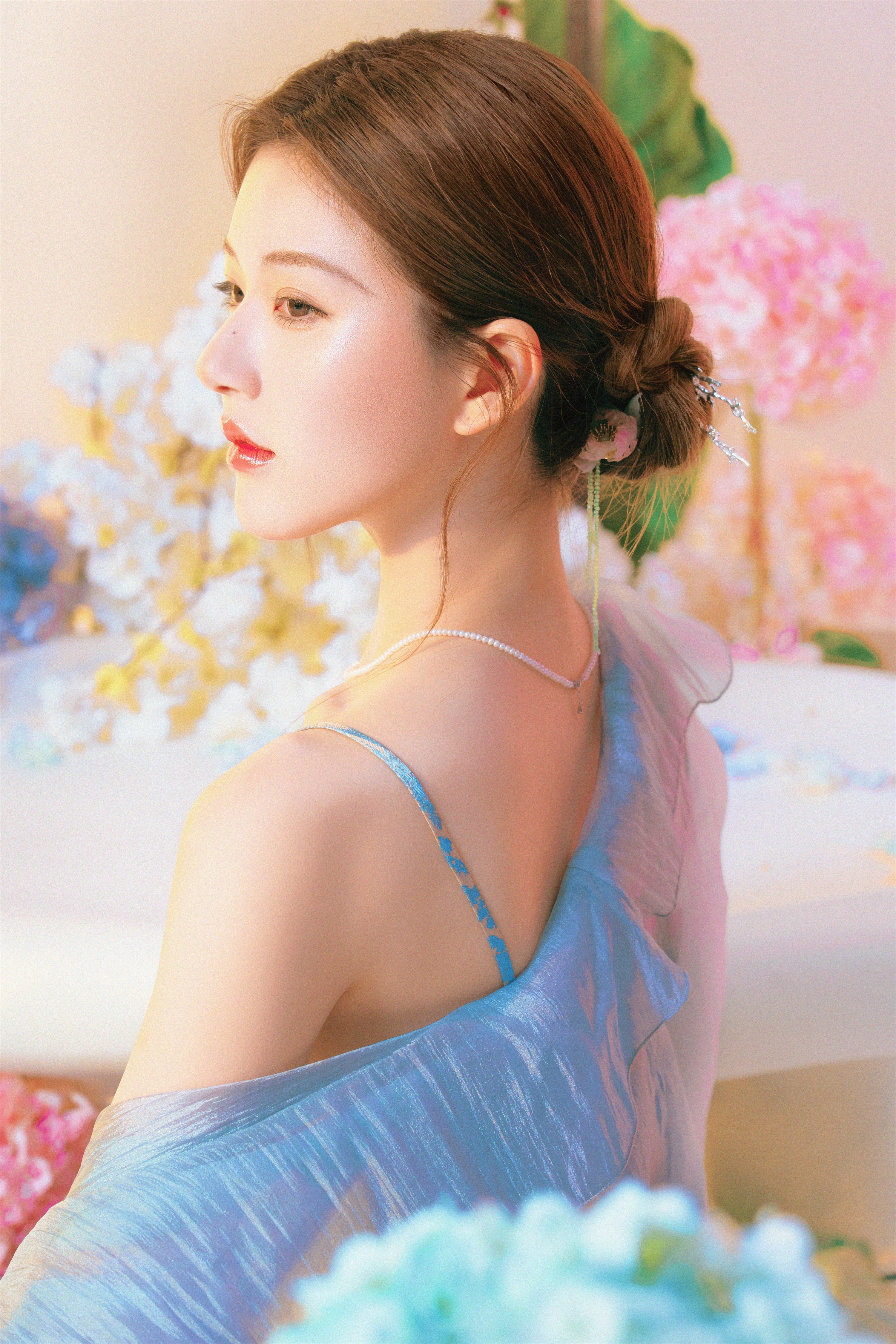 赵露思秋日营业美照，青花吊带，梦幻中带着悠悠古韵。​​​