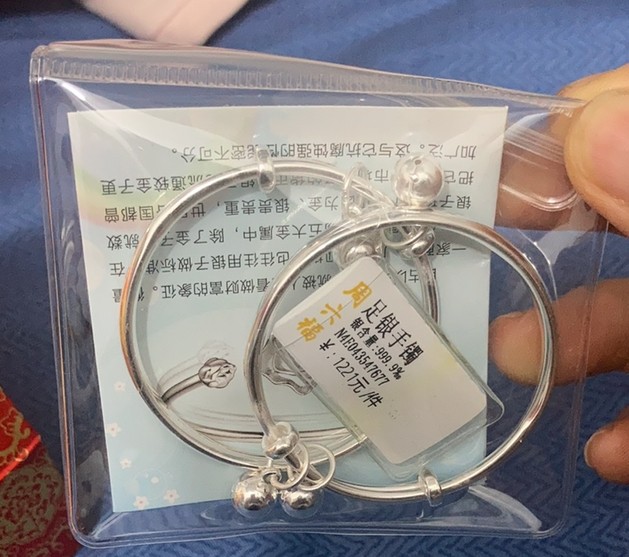 前几天小外甥出生了，昨晚路过商场周六福花了500块钱买了一对银手镯给他当礼物。此