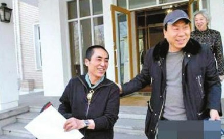 有一次，《满城尽带黄金甲》的制片人张伟平在媒体面前公开表示：“我已经忍周润发很久
