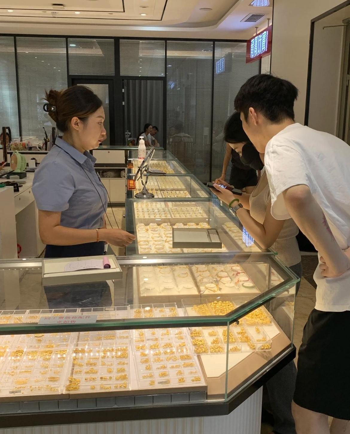 未来婆婆说金价太高，直接拿五万块钱，让你自己看着办。姑娘们，别光顾着高兴，以为