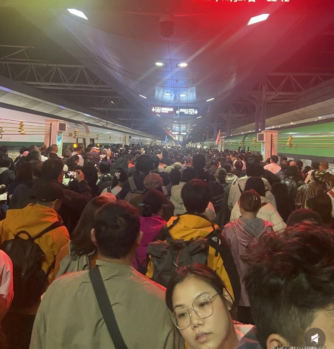 “出站像春运，非节假日也要挤40分钟”——昆明站最近把旅客逼到崩溃。罪魁祸首