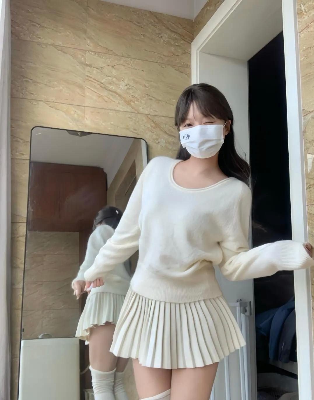 元气满满的一天，从可爱的穿搭开始！🌟👗👟