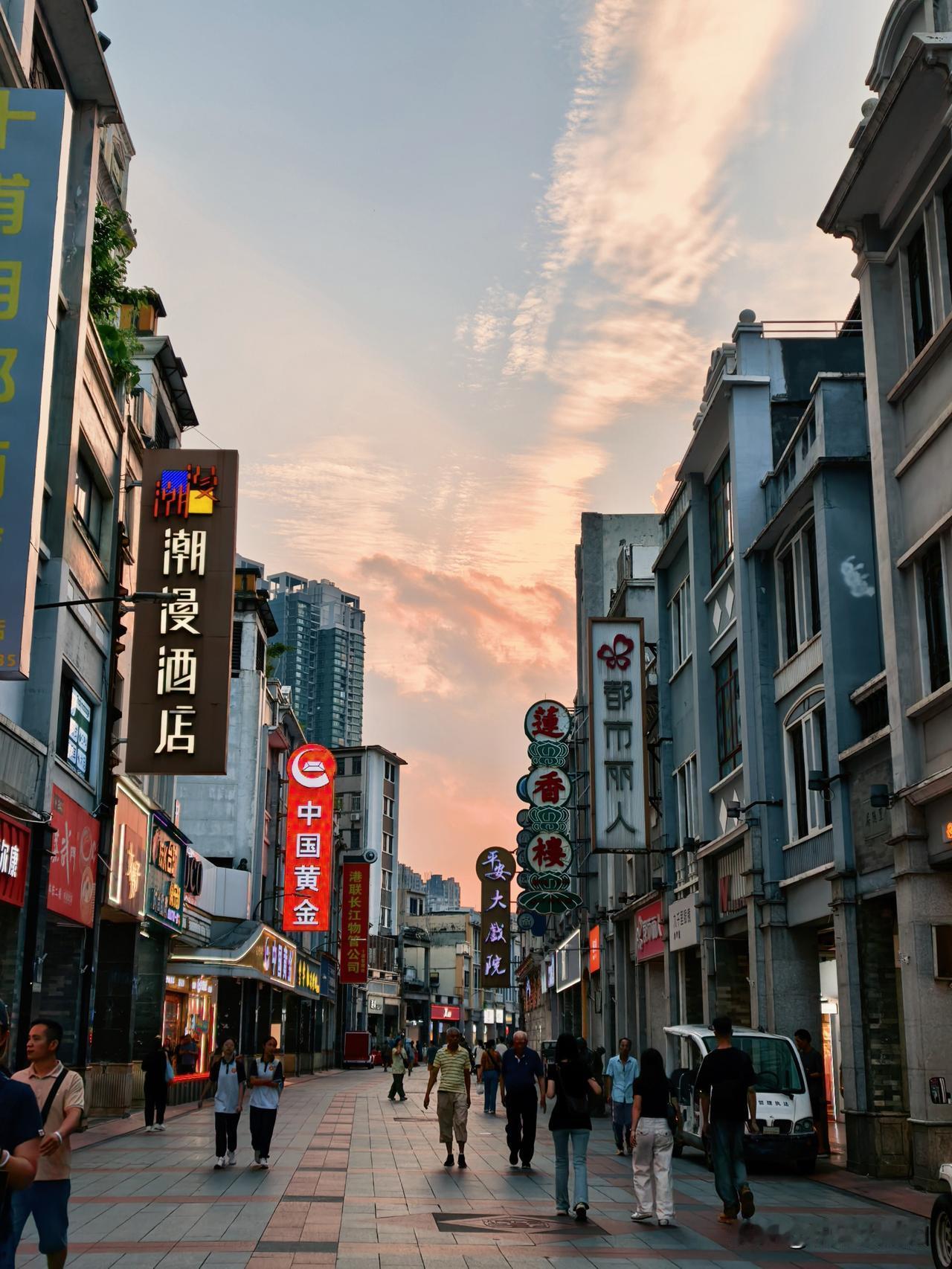 漫步上下九，邂逅漫天晚霞。吹着傍晚的风，慢悠悠闲逛，感受老广州独有的市井浪漫。