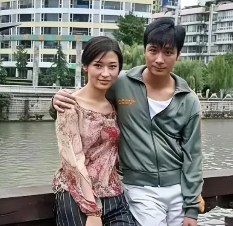 痞帅痞帅的吴镇宇，搂着美女，应该是他的初恋吧，有人认识吗