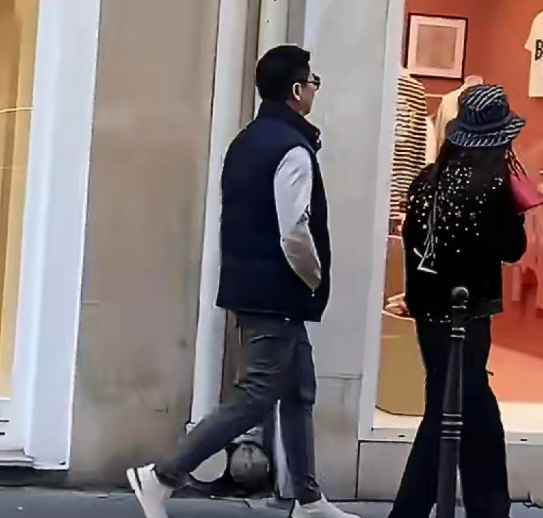 刘强东夫妻俩冲上热搜之前频频曝出婚变传闻，这次被网友扒出俩人罕见合体的画面原