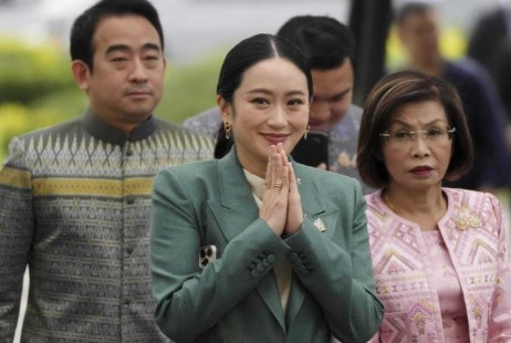 泰国局势突变，为家族背水一战，佩通坦拒绝辞职，父亲或再次坐牢本以为泰柬冲突的停
