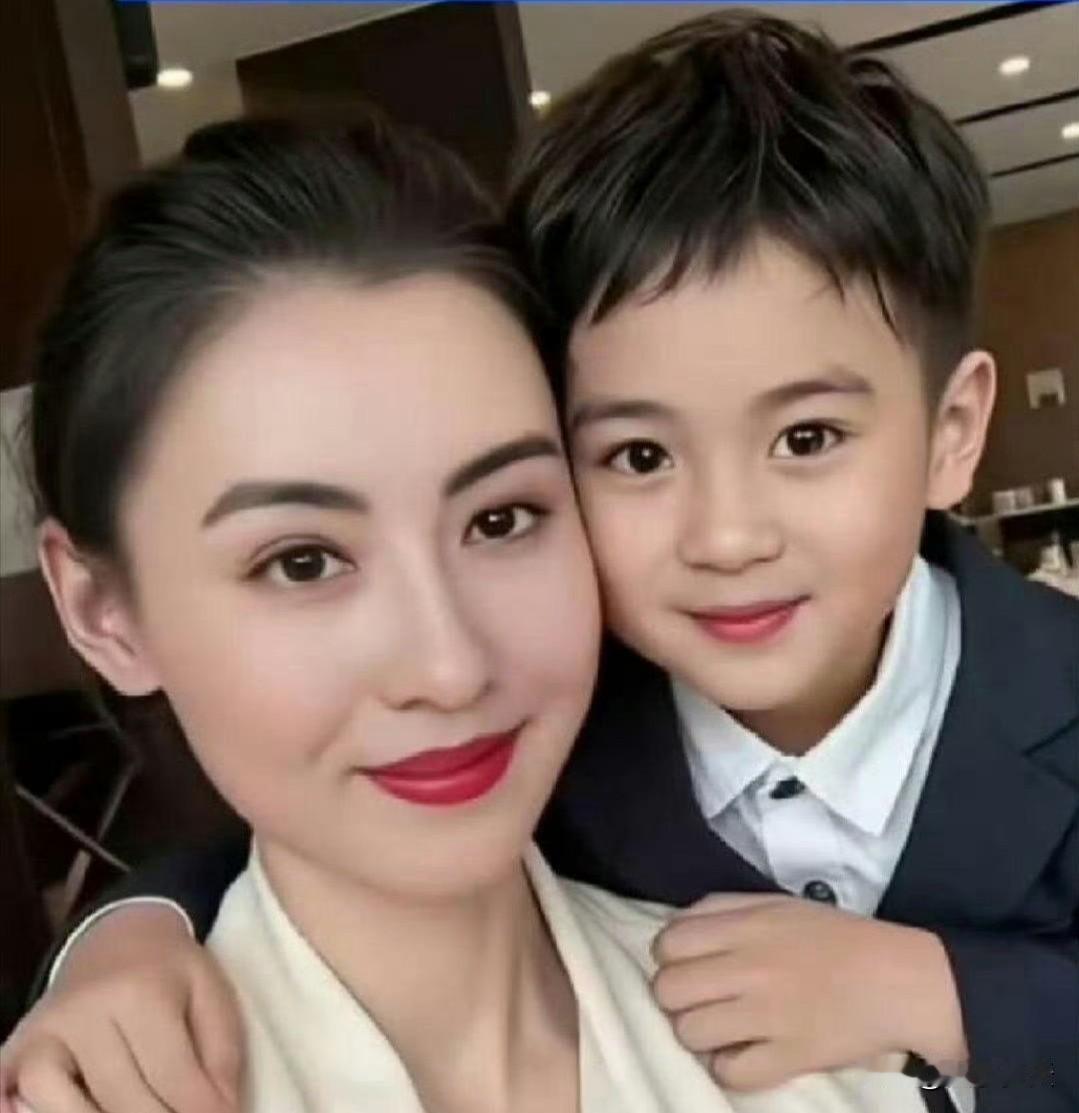 张柏芝生的小儿子，完全就是生下了一个男版的她自己​