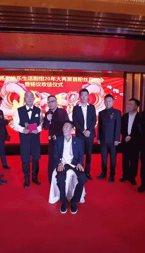 杨少华被几个人从椅子上拽起来，搀扶着慢慢走下台，这老爷子为了儿子的事情也算是仁至